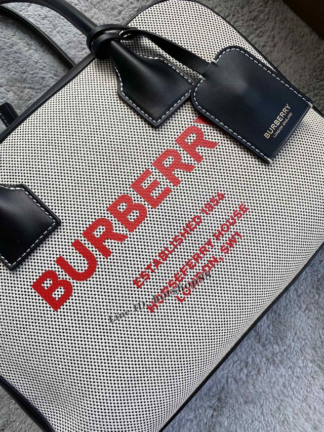 Burberry專櫃新款女士帆布手提包 巴寶莉時裝秀款保齡球包Cube立方包 yxb1243